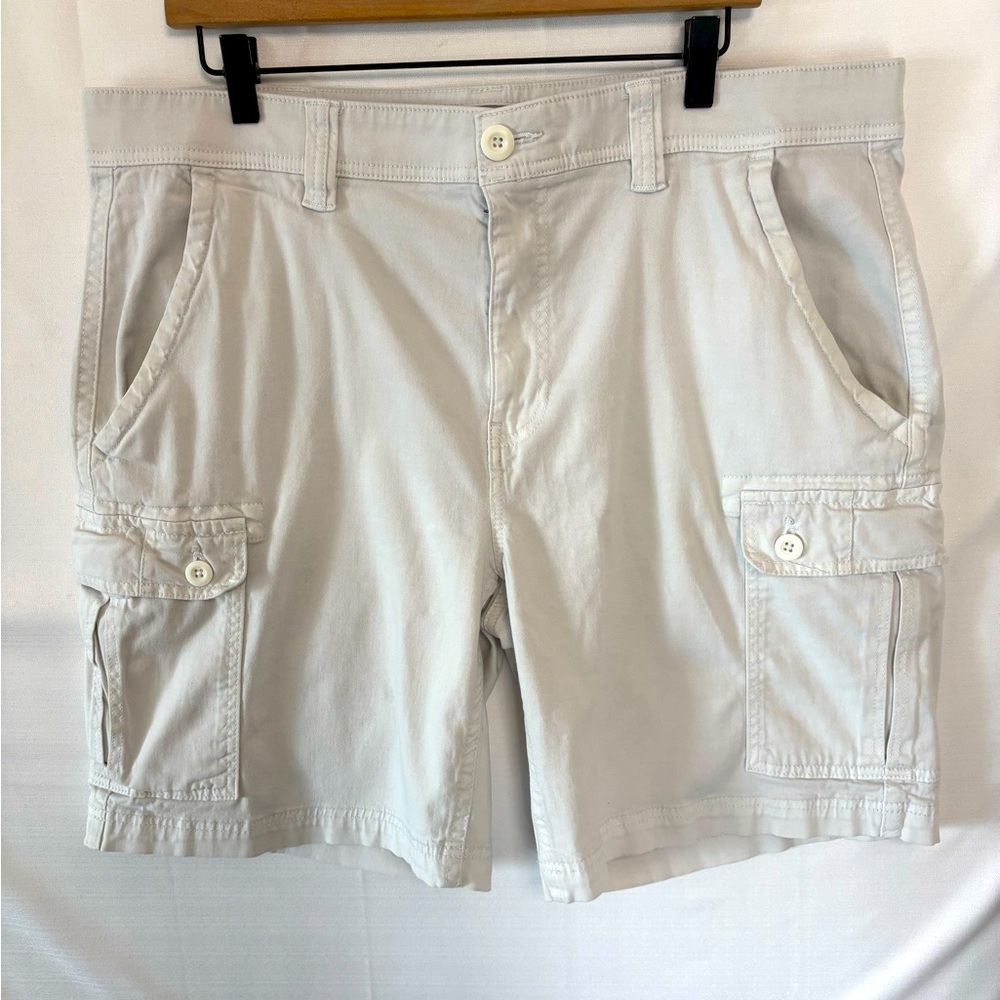 ST JOHN’S BAY Comfort Stretch Cream Cargo Shorts Size 38